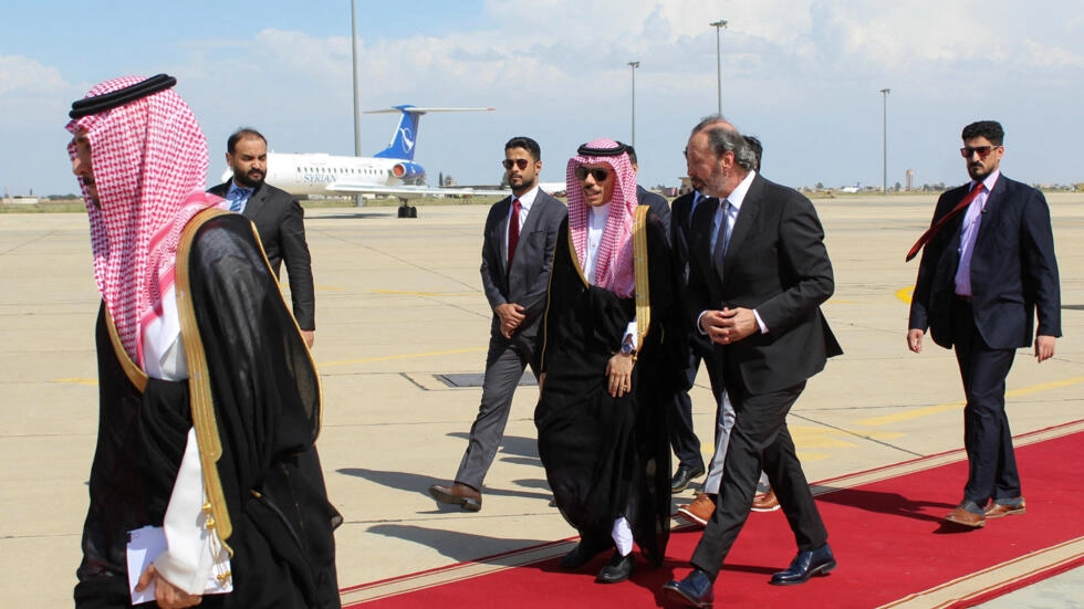 الرئيس السوري يلتقي وزير الخارجية السعودي استعدادا لاستئناف العلاقات الدبلوماسية بين البلدين الرئيس السوري يلتقي وزير الخارجية السعودي استعدادا لاستئناف العلاقات الدبلوماسية بين البلدين