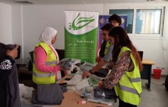 استعداد لتوزيعها.. طلاب جامعة المستقبل يشاركون فعالية لتجهيز ملابس للأيتام