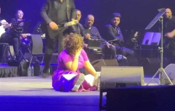 رد حزين.. ماذا قالت شيرين عبد الوهاب بعد سقوطها على خشبة مسرح دبي؟