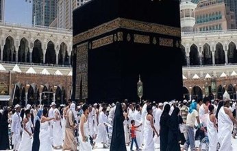 بالفيديو.. عصفور يرافق معتمر في الطواف حول الكعبة يشعل مواقع التواصل