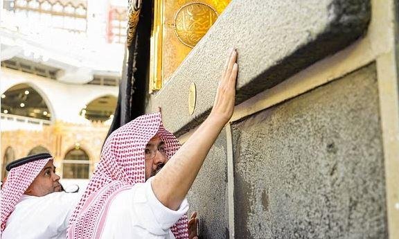 شؤون الحرمين تطيب الحجر الأسود والكعبة المشرفة بدهن العود الفاخر شؤون الحرمين تطيب الحجر الأسود والكعبة المشرفة بدهن العود الفاخر