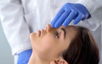 خمس عمليات تجميل خرجت عن الموضة بعد سنوات من الانتشار