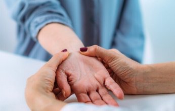 ما أسباب تنمل اليدين في الليل؟.. وكيفية علاجه
