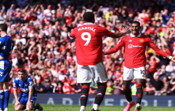 مانشستر يونايتد يعبر إيفرتون بثنائية نظيفة