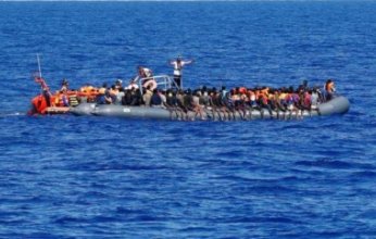 وفاة 55 مهاجراً في غرق سفينة قبالة ليبيا