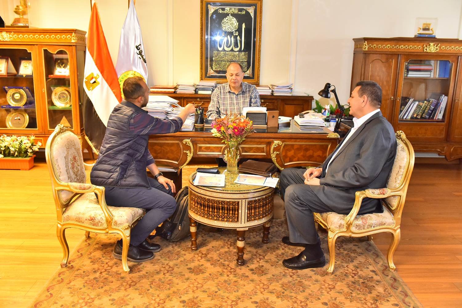 مصر.. محافظ أسيوط يلتقي مسئولي دار الهندسة ويؤكد على تضافر الجهود والتعاون المستمر لدفع العمل بالمشروعات مصر.. محافظ أسيوط يلتقي مسئولي دار الهندسة ويؤكد على تضافر الجهود والتعاون المستمر لدفع العمل بالمشروعات