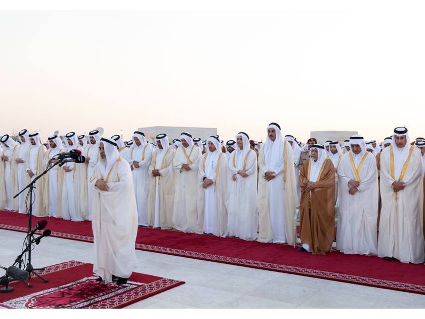 أمير قطر يؤدي صلاة عيد الفطر في مصلى لوسيل أمير قطر يؤدي صلاة عيد الفطر في مصلى لوسيل