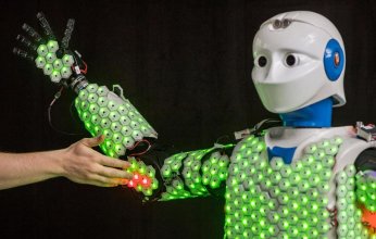 علماء صينيون يطورون جلدا إلكترونيا يمكن الروبوتات من التنقل عبر حاسة اللمس