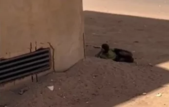 سوداني يأخذ قيلولة تحت أزيز الرصاص بالخرطوم.. فما قصته