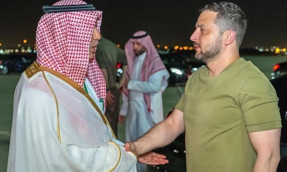 الرئيس الأوكراني يغادر جدة بعد حضور اجتماع القمة العربية الـ32 الرئيس الأوكراني يغادر جدة بعد حضور اجتماع القمة العربية الـ32