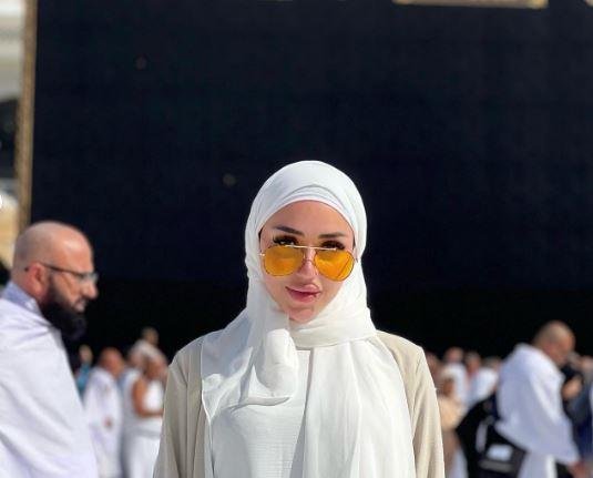 سارة سلامة تنشر صورها من أمام الكعبة المشرفة.. .وتؤكد: حققت أجمل حلم بحياتي سارة سلامة تنشر صورها من أمام الكعبة المشرفة.. .وتؤكد: حققت أجمل حلم بحياتي