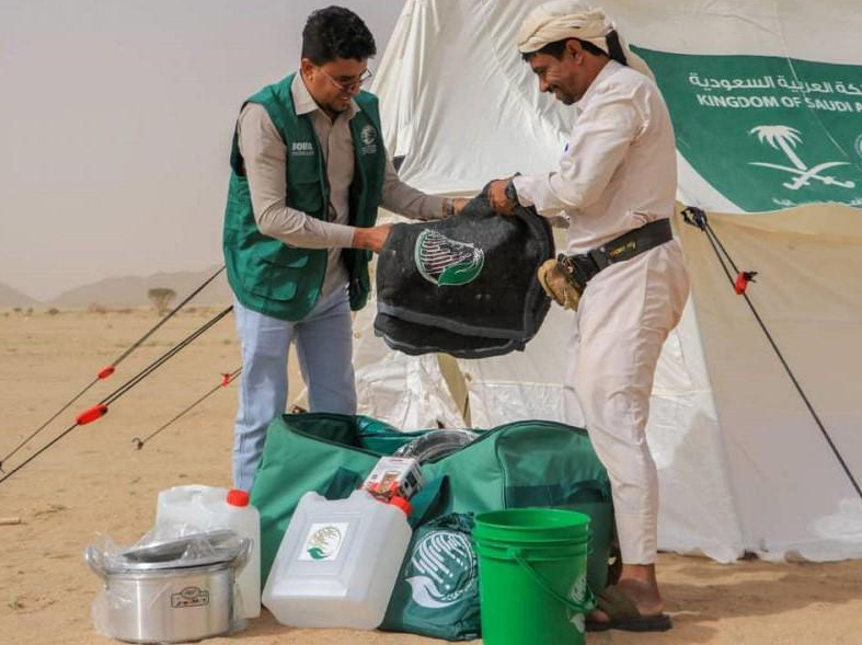 مركز الملك سلمان للإغاثة يسلّم مساعدات إغاثية وإيوائية متنوعة للنازحين في اليمن مركز الملك سلمان للإغاثة يسلّم مساعدات إغاثية وإيوائية متنوعة للنازحين في اليمن