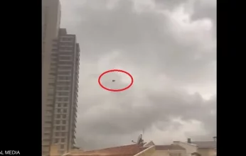 شاهد بالفيديو.. أريكة تطير في سماء تركيا