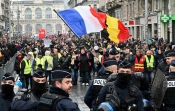 بسبب قانون التقاعد.. مواجهات بين الشرطة الفرنسية والمتظاهرين