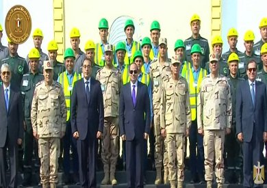 الرئيس السيسي يتوسط صورة تذكارية مع العاملين بمجمع مصانع إنتاج الكوارتز بالسويس الرئيس السيسي يتوسط صورة تذكارية مع العاملين بمجمع مصانع إنتاج الكوارتز بالسويس