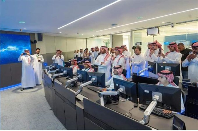 هبوط ناجح للمركبة الفضائية التي تقلّ رائدي الفضاء السعوديين في المحيط الأطلسي هبوط ناجح للمركبة الفضائية التي تقلّ رائدي الفضاء السعوديين في المحيط الأطلسي