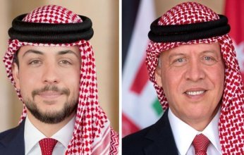 شاهد.. ملك الأردن يهدي ولي العهد سيفا هاشميا خلال مأدبة عشاء مضارب بني هاشم