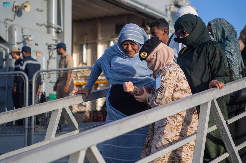 وصول 14 مواطناً سعوديًا و206 شخصاً من رعايا الدول الشقيقة والصديقة من السودان إلى جدة وصول 14 مواطناً سعوديًا و206 شخصاً من رعايا الدول الشقيقة والصديقة من السودان إلى جدة