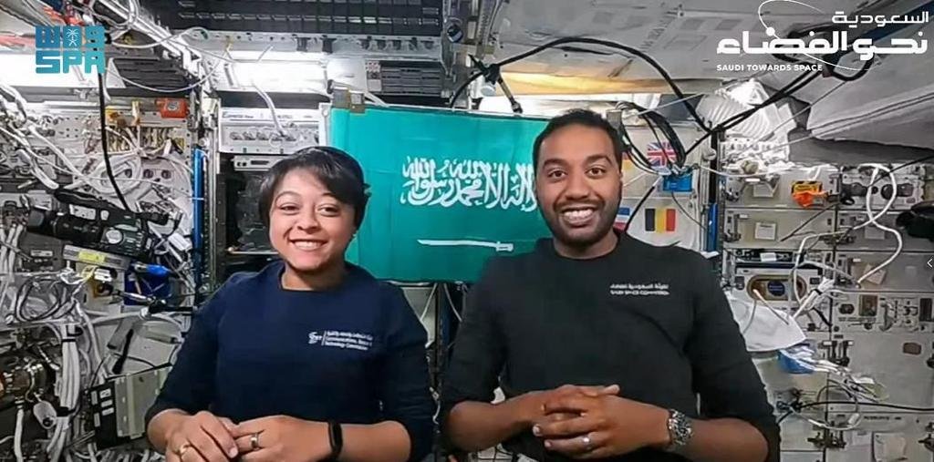رائدا الفضاء السعوديان يجريان تجربة تعليمية عن «انتشار الألوان السائلة» مع طلاب المدارس بالمملكة عبر الأقمار الاصطناعية رائدا الفضاء السعوديان يجريان تجربة تعليمية عن «انتشار الألوان السائلة» مع طلاب المدارس بالمملكة عبر الأقمار الاصطناعية