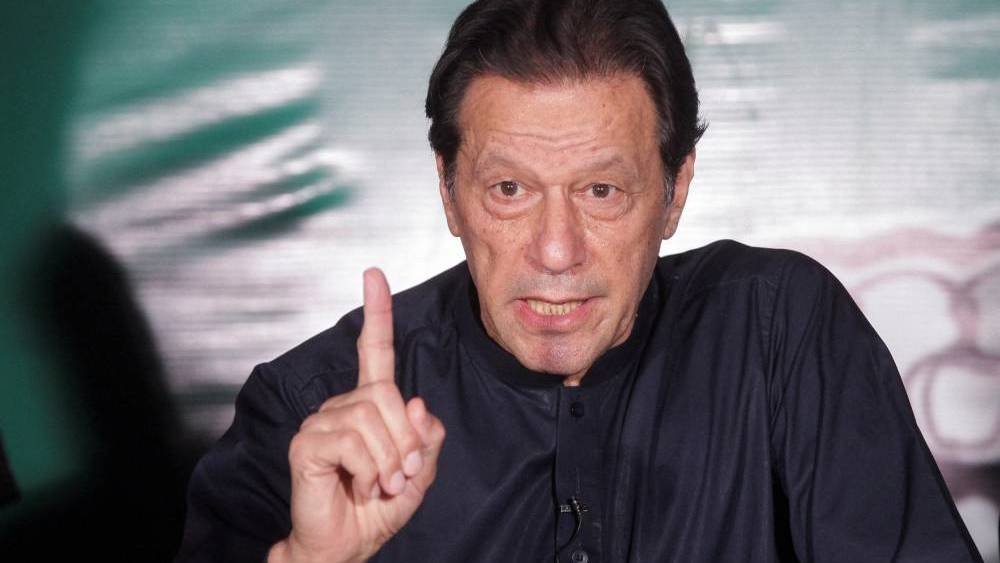 عمران خان يدعو إلى بدء محادثات مع تصاعد المواجهة مع الجيش عمران خان يدعو إلى بدء محادثات مع تصاعد المواجهة مع الجيش
