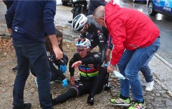 في واقعة غريبة.. سقوط بطل العالم للدراجات.. والسبب «كلب»