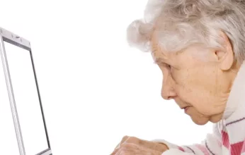 دراسة.. استخدام كبار السن للإنترنت يقلل مخاطر الإصابة بالخرف