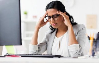 إذا كنتم تعانون من مشاكل المكتب المنزلي.. بعض النصائح لحماية الظهر والعينين