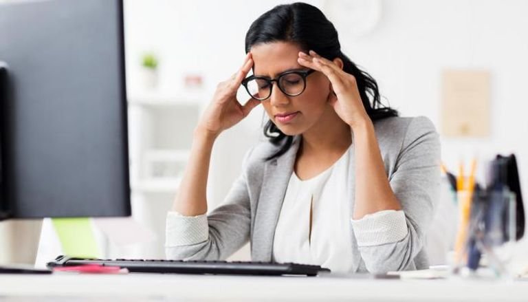 إذا كنتم تعانون من مشاكل المكتب المنزلي.. بعض النصائح لحماية الظهر والعينين إذا كنتم تعانون من مشاكل المكتب المنزلي.. بعض النصائح لحماية الظهر والعينين