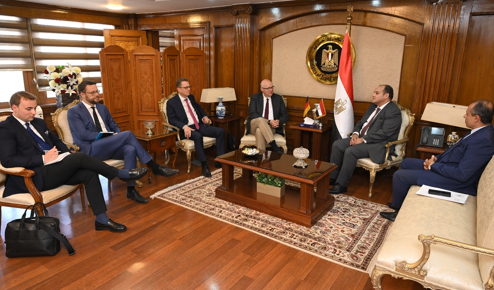 وزير التجارة والصناعة المصري: نسعى لجذب المزيد من الاستثمارات الالمانية في مجال صناعة السيارات وزير التجارة والصناعة المصري: نسعى لجذب المزيد من الاستثمارات الالمانية في مجال صناعة السيارات
