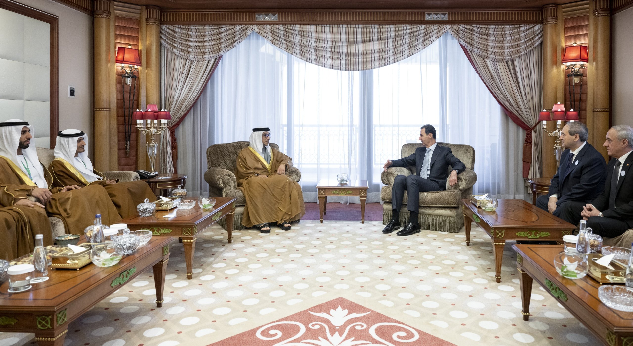 منصور بن زايد يلتقي الرئيس السوري على هامش القمة العربية في جدة منصور بن زايد يلتقي الرئيس السوري على هامش القمة العربية في جدة