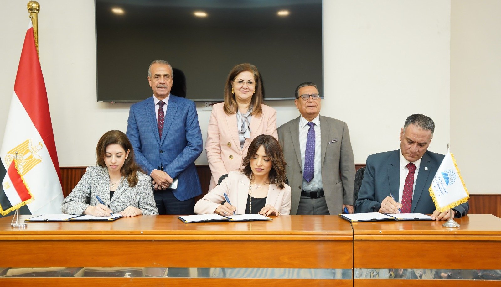وزيرة التخطيط المصرية تشهد توقيع مذكرة تفاهم ثلاثية لتنفيذ الدورة الخامسة من مسح سوق العمل المصري التتبعي وزيرة التخطيط المصرية تشهد توقيع مذكرة تفاهم ثلاثية لتنفيذ الدورة الخامسة من مسح سوق العمل المصري التتبعي