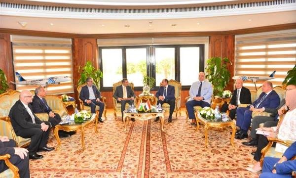 وزير الطيران المصري يبحث مع سفير الهند بالقاهرة الفرص الاستثمارية وزير الطيران المصري يبحث مع سفير الهند بالقاهرة الفرص الاستثمارية