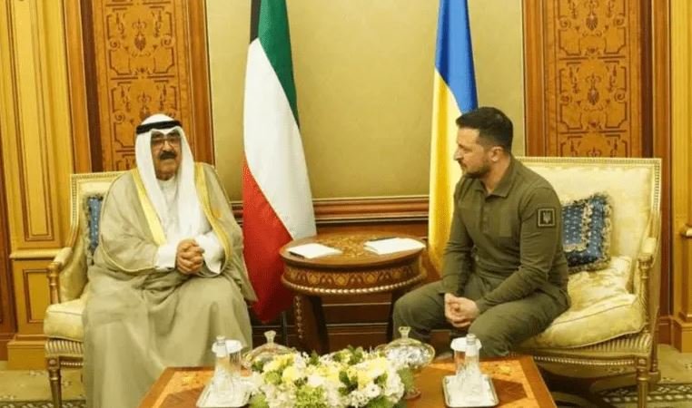 ولي العهد الكويتي يلتقي الرئيس الأوكراني على هامش أعمال القمة العربية الـ32 في جدة ولي العهد الكويتي يلتقي الرئيس الأوكراني على هامش أعمال القمة العربية الـ32 في جدة