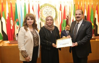 منتدى الأسرة العربية يكرم رئيس المكتب الثقافي والإعلامي المجلس الأعلى لشؤون الأسرة بالشارقة