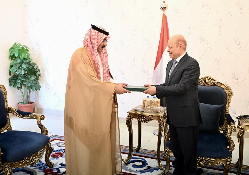 الرئيس اليمني يتلقى دعوة من العاهل السعودي لحضور القمة العربية في جدة الرئيس اليمني يتلقى دعوة من العاهل السعودي لحضور القمة العربية في جدة