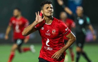 محمد شريف يقود الأهلي المصري أمام إنبي في الدوري الليلة