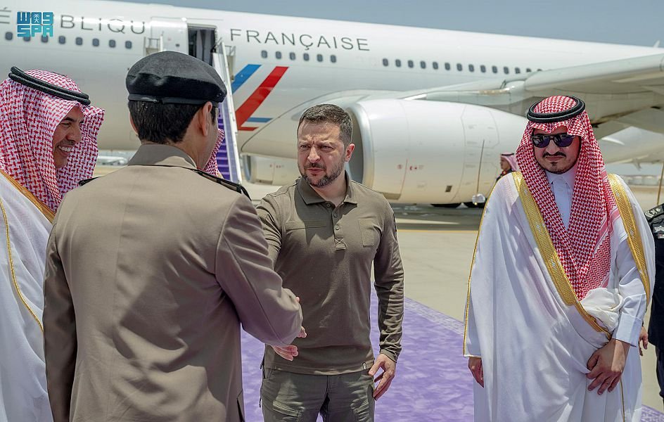 الرئيس الأوكراني يصل جدة لحضور القمة العربية 32 الرئيس الأوكراني يصل جدة لحضور القمة العربية 32
