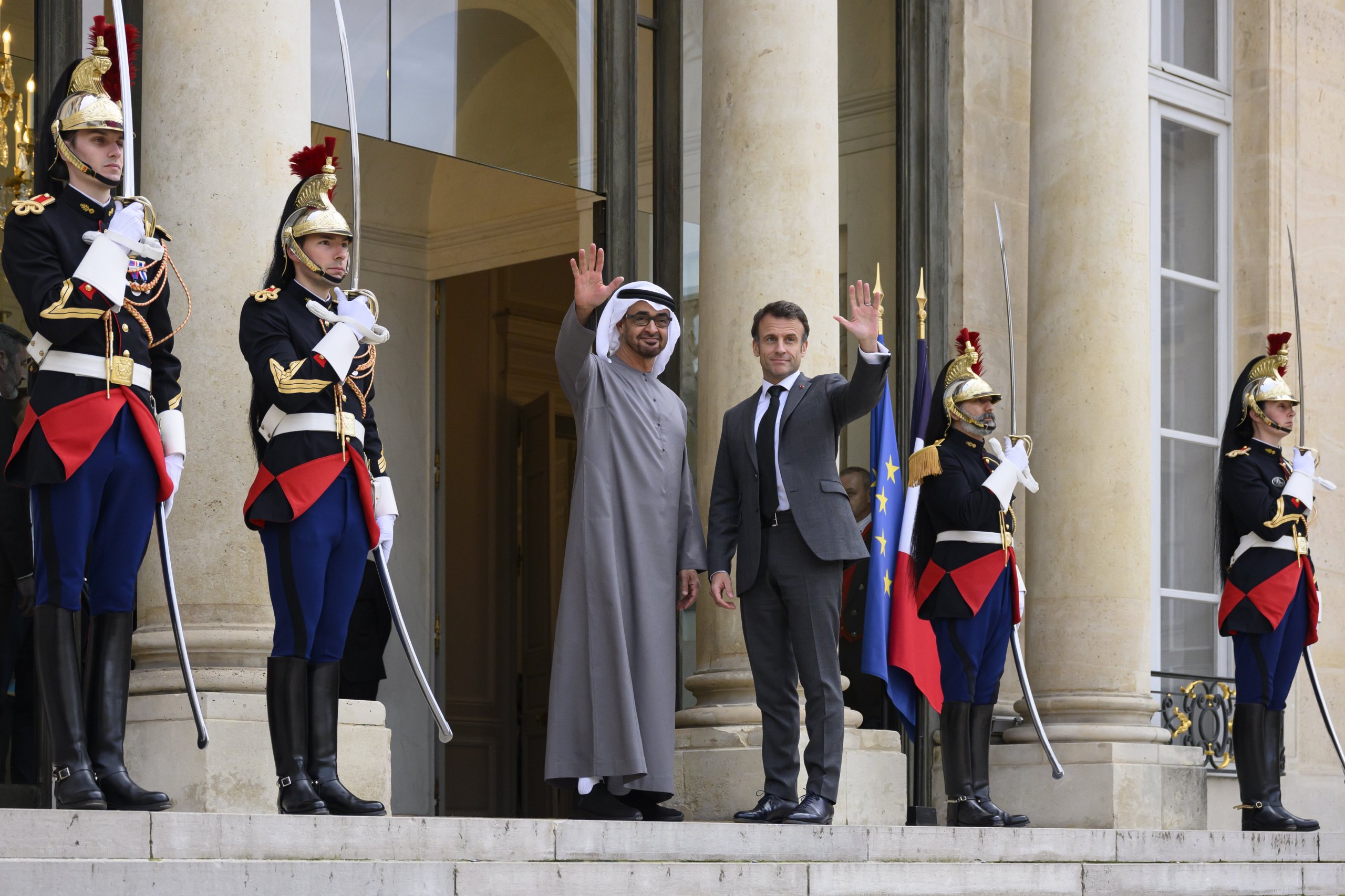 الرئيس الإماراتي يبحث مع ماكرون تعزيز الشراكة الاستراتيجية بين البلدين الرئيس الإماراتي يبحث مع ماكرون تعزيز الشراكة الاستراتيجية بين البلدين