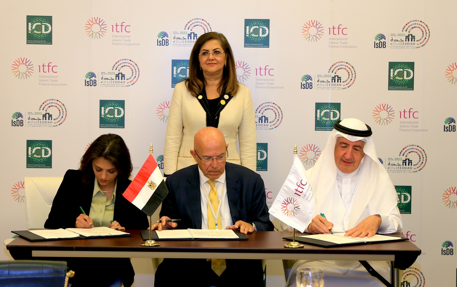 وزيرة التخطيط المصرية تشهد توقيع اتفاقية شراكة تنفيذ مشروع " أكاديمية التصدير" وزيرة التخطيط المصرية تشهد توقيع اتفاقية شراكة تنفيذ مشروع " أكاديمية التصدير"