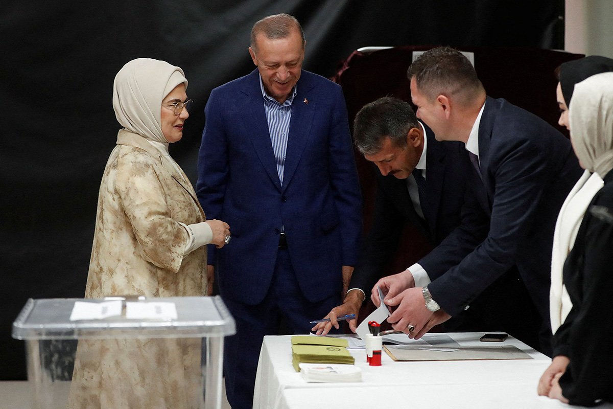 مؤشرات أولية ترجح فوز أردوغان بعهدة رئاسية جديدة مؤشرات أولية ترجح فوز أردوغان بعهدة رئاسية جديدة