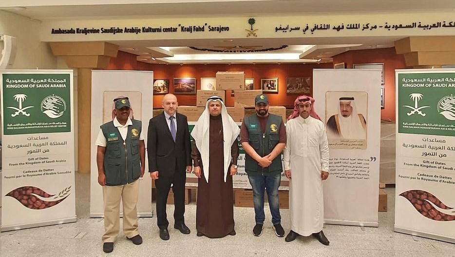 " سلمان للإغاثة " يسلّم أطنان من التمور هدية المملكة لكل من البوسنة والهرسك والفلبين والجزائر " سلمان للإغاثة " يسلّم أطنان من التمور هدية المملكة لكل من البوسنة والهرسك والفلبين والجزائر