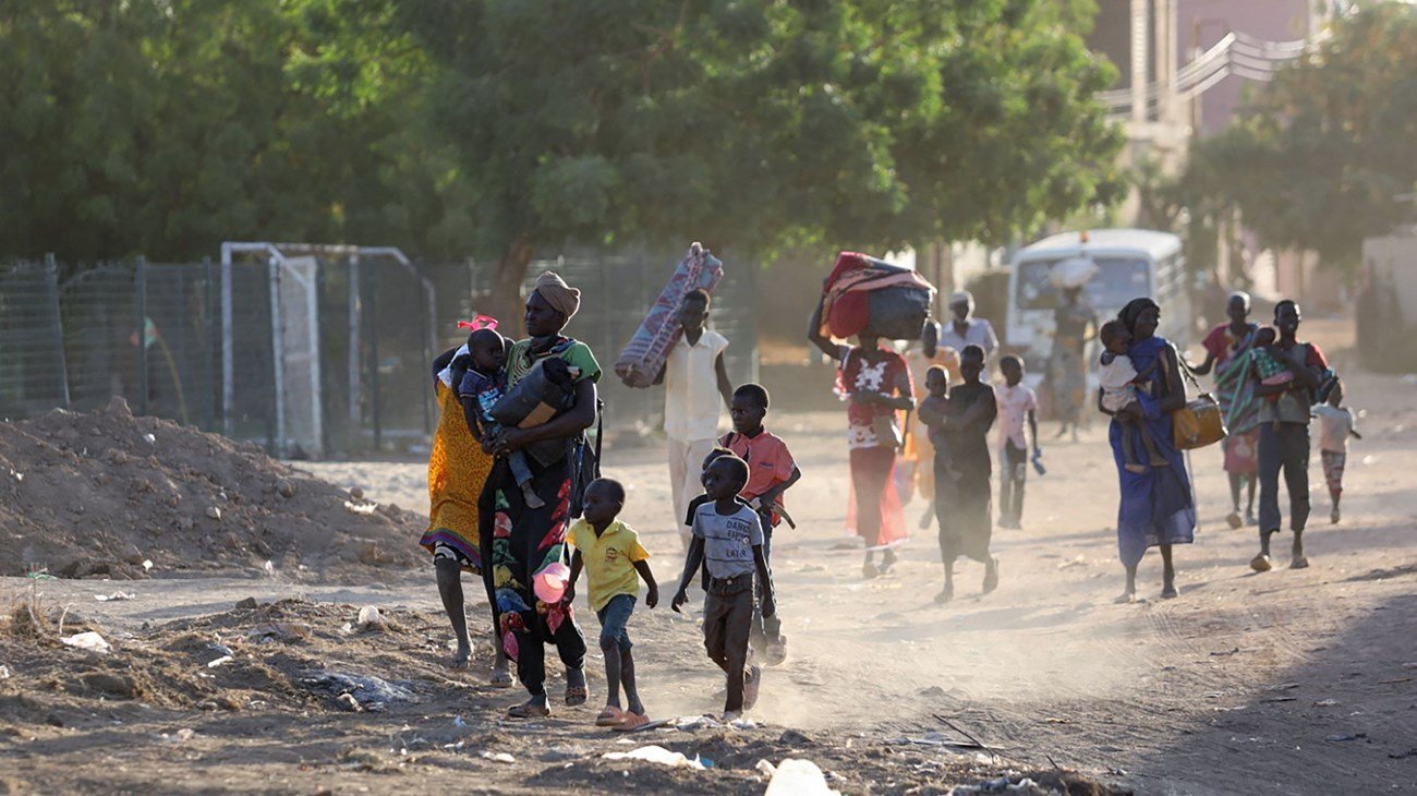 "مفوضية اللاجئين" تعلن فرار مئات الآلاف من العنف في السودان "مفوضية اللاجئين" تعلن فرار مئات الآلاف من العنف في السودان