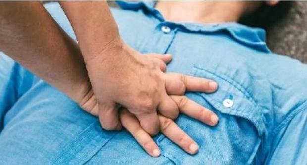 هل نستطيع علاج السكتة القلبية المفاجئة بأنفسنا؟ هل نستطيع علاج السكتة القلبية المفاجئة بأنفسنا؟