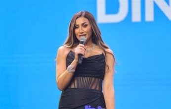 بالصور.. الفنانة المصرية دينا الشربيني تتسلم جائزتي افضل مسلسل وممثلة في رمضان