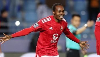 هل ينجح نادى أوتريخت الهولندى في ضم لاعب الأهلي المصري بيرسى تاو إلى صفوفه؟