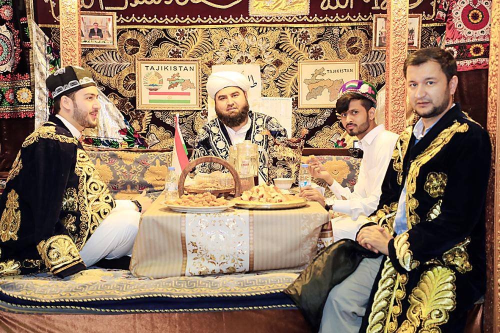 مهرجان الثقافات والشعوب الـ 11 بالمدينة المنورة يواصل فعالياته بمشاركة 80 جناحًا من دول العالم مهرجان الثقافات والشعوب الـ 11 بالمدينة المنورة يواصل فعالياته بمشاركة 80 جناحًا من دول العالم