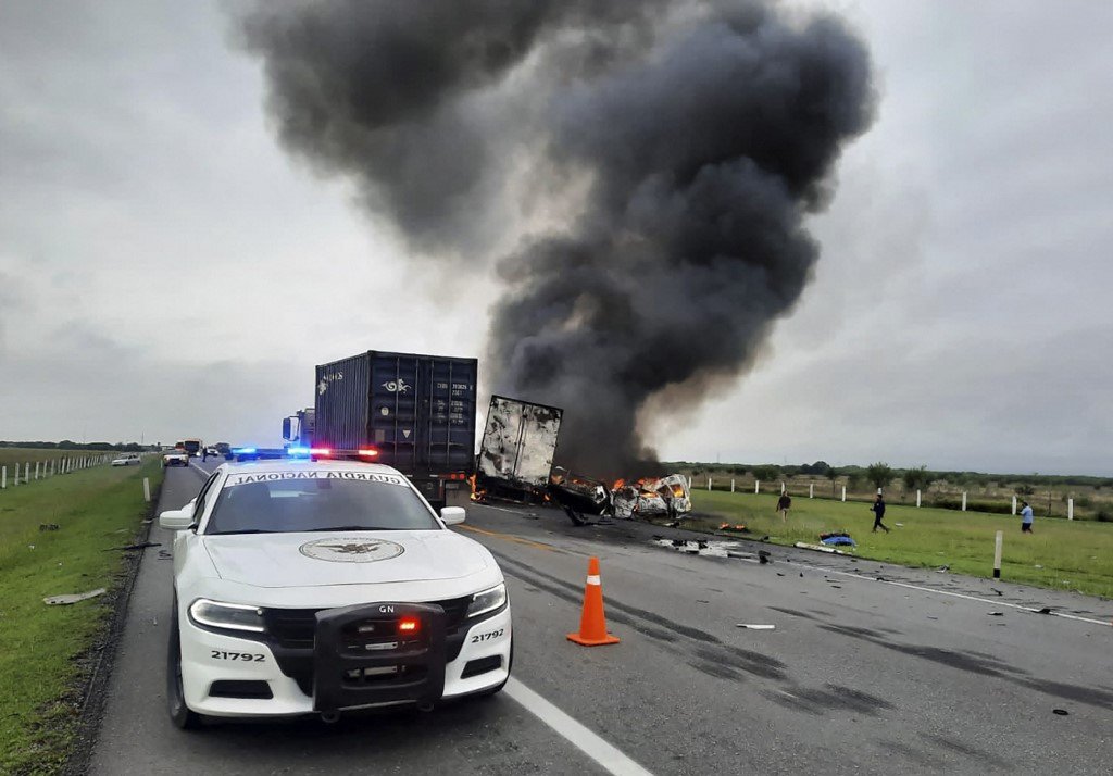 مقتل 13 شخصا في حادث مروري بالمكسيك مقتل 13 شخصا في حادث مروري بالمكسيك