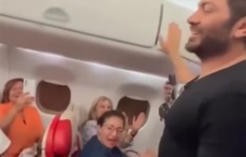 شاهد بالفيديو.. الفنان تامر حسني يغني «هدلعني» في الطائرة