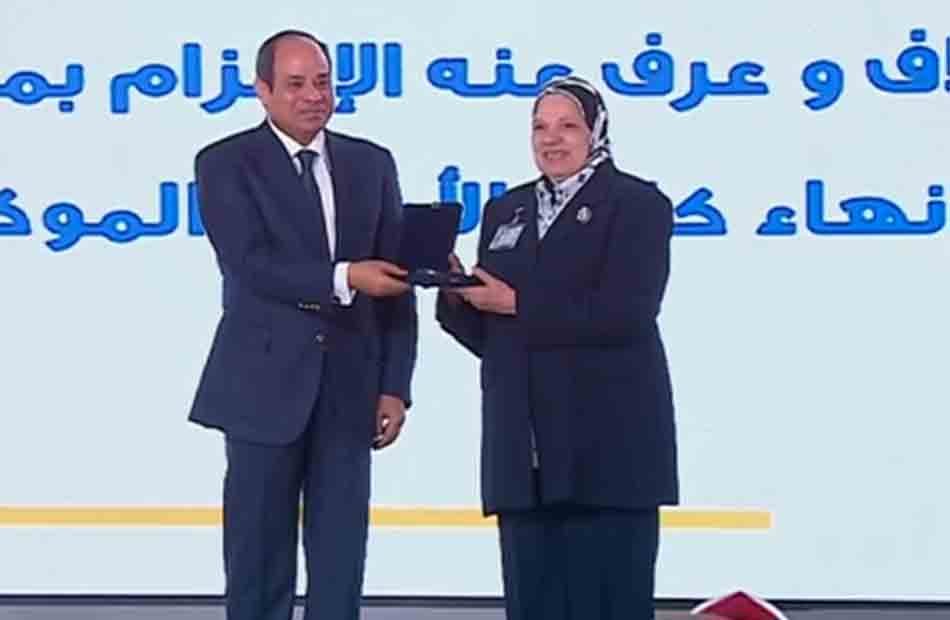 «السيسي» يكرم عددًا من النماذج المتميزة من عمال مصر «السيسي» يكرم عددًا من النماذج المتميزة من عمال مصر