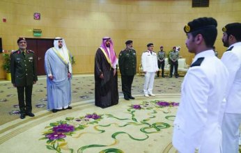 وزارة الدفاع الكويتية تنظم مراسم تقليد 405 ضباط من الدفعتين 28 و29 رتبهم